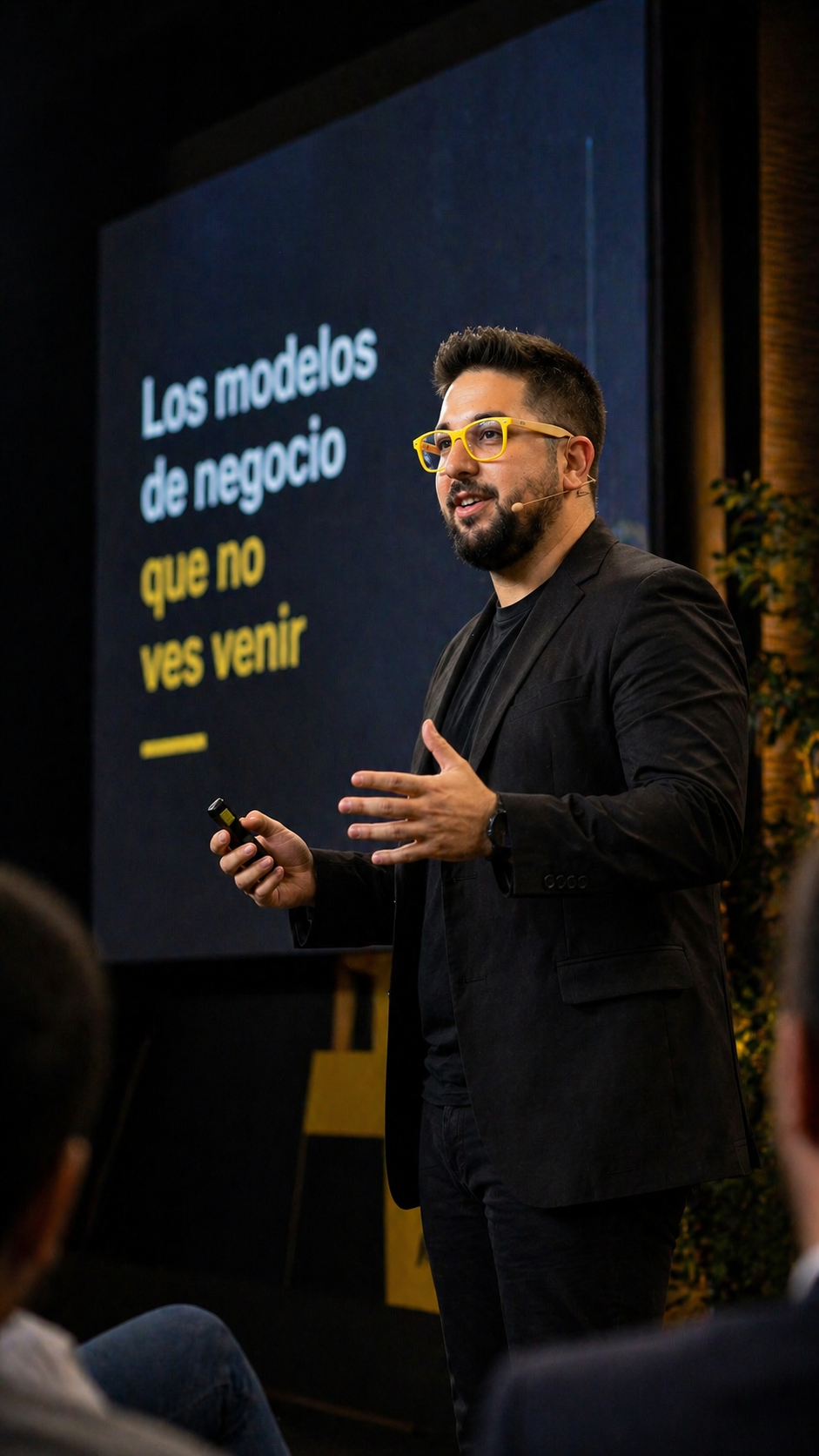 Jota en escenario durante una keynote sobre los modelos de negocio que no ves venir